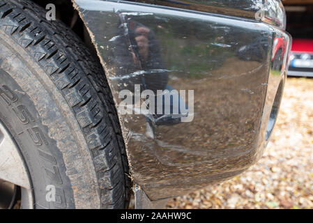 Verkehrsunfall / Auto Crash: Schäden und Nahaufnahme, Details zum Fahrzeug nach einem Absturz. Kunststoff und Metall zerquetscht. Stockfoto