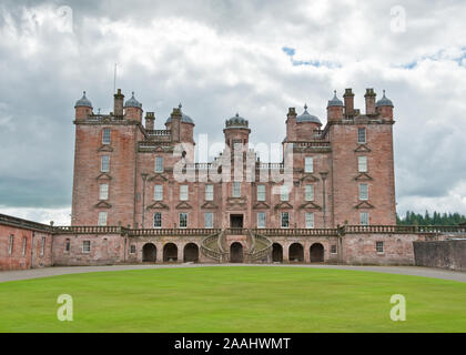 Vorderseite des Drumlanrig Castle. Auch lokal als das Pink Palace bekannt. Dumfries und Galloway, Schottland Stockfoto