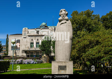 Norwegen. Norvegia. Bergen. Statue von Henrik Ibsen vor dem Nationaltheater Stockfoto