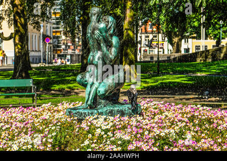 Norwegen. Norvegia. Bergen. Springbrunnen vor dem Nationaltheater Stockfoto