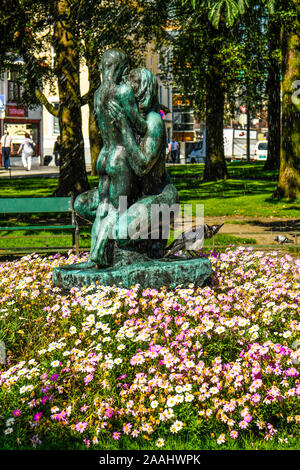 Norwegen. Norvegia. Bergen. Springbrunnen vor dem Nationaltheater Stockfoto