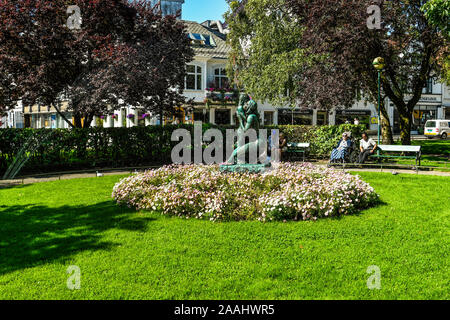 Norwegen. Norvegia. Bergen. Springbrunnen vor dem Nationaltheater Stockfoto