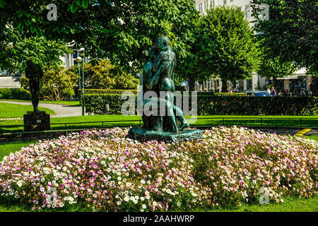 Norwegen. Norvegia. Bergen. Springbrunnen vor dem Nationaltheater Stockfoto