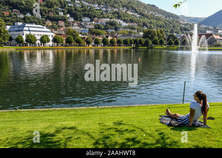 Norwegen. Norvegia. Bergen. Lille Lungegårdsvannet, kleinen See im Zentrum der Stadt Stockfoto