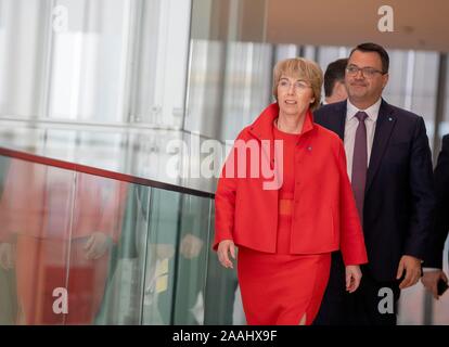 Von links nach rechts Martina Merz (Chief Executive Officer, CEO), Oliver Burkhard (Management Human Resources und Arbeitsdirektor), gehen Sie durch die Konzernzentrale. Bilanzpressekonferenz der ThyssenKrupp AG am 21.11.2019 in Essen/Deutschland. | Verwendung weltweit Stockfoto