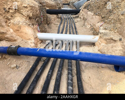 Die elektrischen Kabel ist in einem Graben im Rahmen der bestehenden technischen Kanalisationsnetzen festgelegt Stockfoto