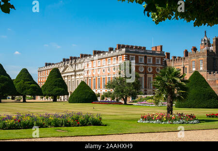 Blick auf Hampton Court Palace und alte Eibenbäume, London, England, Großbritannien Stockfoto