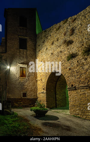 Mittelalterliche Stadt ​​Walls von Agnone, Semiurna Tür. Molise Italien Stockfoto