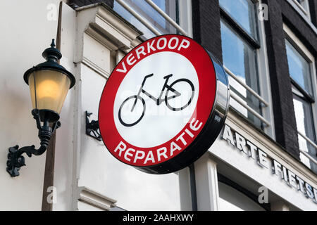Verkauf und Reparatur Fahrrad Zeichen in Amsterdam, Niederlande. Fahrrad Shop Shop vor. Stockfoto