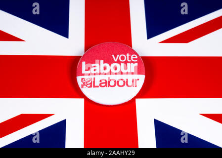 London, Großbritannien - 21 November 2019: Abstimmung Arbeit pin Badge, dargestellt über dem Vereinigten Königreich Flagge. Die BRITISCHEN allgemeinen Wahl findet am 12 Decembe Stockfoto