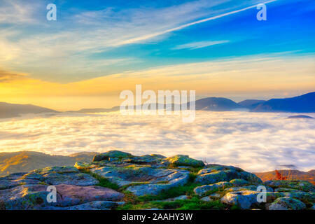 Erstaunlich Sonnenaufgang über neblige Landschaft. Malerischer Blick auf Nebligen Morgen Sky mit der aufgehenden Sonne über dem nebligen Wald. Rhodopen. Xanthi Thrakien, Griechenland Stockfoto