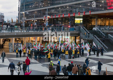 Stockholm, Schweden, 17. November 2019: Schwedische Iraner halten Iranische Fahnen und Banner, Demonstranten besuchen Demonstration gegen Moderate R zu protestieren Stockfoto