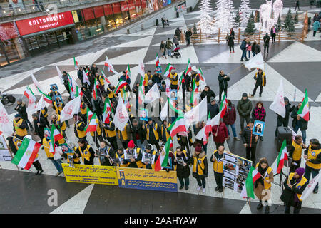 Stockholm, Schweden, 17. November 2019: Schwedische Iraner halten Iranische Fahnen und Banner, Demonstranten besuchen Demonstration gegen Moderate R zu protestieren Stockfoto