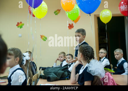 In Tjumen, Russland - September 1, 2019: Turnhalle Nummer 5. Die Schüler der Grundschule in der Uniform im Klassenzimmer an Wissen Tag - September Erste Stockfoto