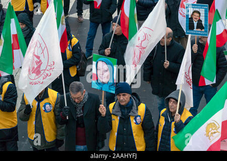 Stockholm, Schweden, 17. November 2019: Schwedische Iraner halten Iranische Fahnen und Banner, Demonstranten besuchen Demonstration gegen Moderate R zu protestieren Stockfoto