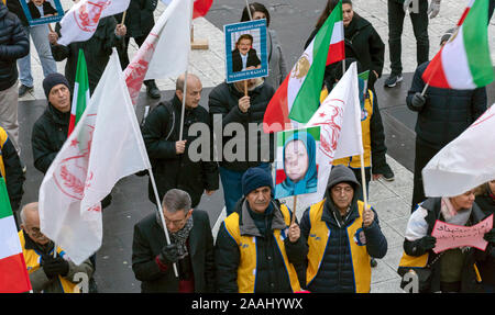 Stockholm, Schweden, 17. November 2019: Schwedische Iraner halten Iranische Fahnen und Banner, Demonstranten besuchen Demonstration gegen Moderate R zu protestieren Stockfoto