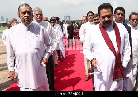 Colombo, Sri Lanka. 22 Nov, 2019. Sri Lankas Premierminister Mahinda Rajapaksa (R) und Sprecher der Srilankischen Parlament, Karu Jayasuriya (L) unterstützen den Transport des Sarges der ehemalige Premierminister, D.M. Jayaratne während seiner Beerdigung im Parlament in Colombo am 22. November 2019. Credit: Pradeep Dambarage/ZUMA Draht/Alamy leben Nachrichten Stockfoto