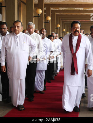 Colombo, Sri Lanka. 22 Nov, 2019. Sri Lankas Premierminister Mahinda Rajapaksa (R) und Sprecher der Srilankischen Parlament, Karu Jayasuriya (L) unterstützen den Transport des Sarges der ehemalige Premierminister, D.M. Jayaratne während seiner Beerdigung im Parlament in Colombo am 22. November 2019. Credit: Pradeep Dambarage/ZUMA Draht/Alamy leben Nachrichten Stockfoto