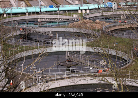 Absetzbecken in einer Kläranlage Stockfoto