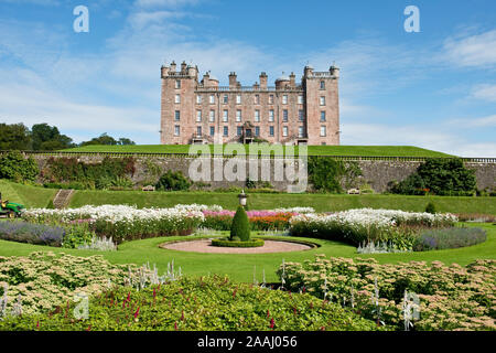 Drumlanrig Castle und formalen Gärten. Das Schloss ist auch lokal als das Pink Palace bekannt. Dumfries und Galloway, Schottland Stockfoto