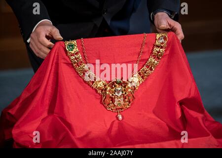 Hannover, Deutschland. 22 Nov, 2019. Die Kette der Büro des Oberbürgermeisters von Hannover liegt vor der Übergabe Belit Onay im Rathaus. Weniger als zwei Wochen nach seiner Wahl, Hannover neue Oberbürgermeister Onay Amt übernimmt. Credit: Sina Schuldt/dpa/Alamy leben Nachrichten Stockfoto