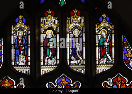 Ein Glasfenster von John Dixon (1849) mit Darstellungen der vier Evangelisten, St Michael's Church, Sutton, Norfolk, England Stockfoto