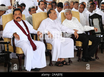 Colombo, Sri Lanka. 22 Nov, 2019. Sri Lankas Premierminister Mahinda Rajapaksa (L), Sprecher der Srilankischen Parlament Karu Jayasuriya (C) und der ehemalige Premierminister Ranil Wickremesinghe (R) nehmen an der Beerdigung des ehemaligen Premierministers D. M. Jayaratne im Parlament in Colombo am 22. November 2019. Credit: Pradeep Dambarage/ZUMA Draht/Alamy leben Nachrichten Stockfoto