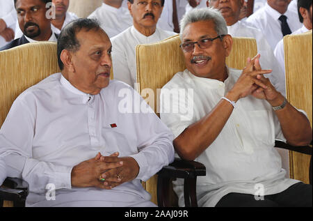 Colombo, Sri Lanka. 22 Nov, 2019. Sri Lankas Präsident Rajapaksa Gotabaya (R) und Sprecher der Srilankischen Parlament Karu Jayasuriya (L) nehmen an der Beerdigung des ehemaligen Premierministers D. M. Jayaratne im Parlament in Colombo am 22. November 2019. Credit: Pradeep Dambarage/ZUMA Draht/Alamy leben Nachrichten Stockfoto