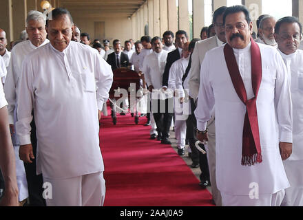 Colombo, Sri Lanka. 22 Nov, 2019. Sri Lankas Premierminister Mahinda Rajapaksa (R) und Sprecher der Srilankischen Parlament, Karu Jayasuriya (L) unterstützen den Transport des Sarges der ehemalige Premierminister, D.M. Jayaratne während seiner Beerdigung im Parlament in Colombo am 22. November 2019. Credit: Pradeep Dambarage/ZUMA Draht/Alamy leben Nachrichten Stockfoto