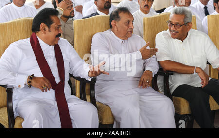 Colombo, Sri Lanka. 22 Nov, 2019. Sri Lankas Präsident Rajapaksa Gotabaya (R) Premierminister Mahinda Rajapaksa (L), und ein Sprecher der Srilankischen Parlament Karu Jayasuriya (C) das Begräbnis des ehemaligen Premierministers D. M. Jayaratne im Parlament in Colombo am 22. November 2019 teil. Credit: Pradeep Dambarage/ZUMA Draht/Alamy leben Nachrichten Stockfoto