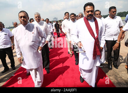 Colombo, Sri Lanka. 22 Nov, 2019. Sri Lankas Premierminister Mahinda Rajapaksa (R) und Sprecher der Srilankischen Parlament, Karu Jayasuriya (L) unterstützen den Transport des Sarges der ehemalige Premierminister, D.M. Jayaratne während seiner Beerdigung im Parlament in Colombo am 22. November 2019. Credit: Pradeep Dambarage/ZUMA Draht/Alamy leben Nachrichten Stockfoto