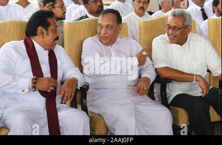 Colombo, Sri Lanka. 22 Nov, 2019. Sri Lankas Präsident Rajapaksa Gotabaya (R) Premierminister Mahinda Rajapaksa (L), und ein Sprecher der Srilankischen Parlament Karu Jayasuriya (C) das Begräbnis des ehemaligen Premierministers D. M. Jayaratne im Parlament in Colombo am 22. November 2019 teil. Credit: Pradeep Dambarage/ZUMA Draht/Alamy leben Nachrichten Stockfoto