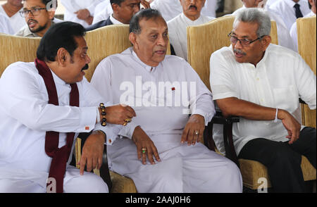 Colombo, Sri Lanka. 22 Nov, 2019. Sri Lankas Präsident Rajapaksa Gotabaya (R) Premierminister Mahinda Rajapaksa (L), und ein Sprecher der Srilankischen Parlament Karu Jayasuriya (C) das Begräbnis des ehemaligen Premierministers D. M. Jayaratne im Parlament in Colombo am 22. November 2019 teil. Credit: Pradeep Dambarage/ZUMA Draht/Alamy leben Nachrichten Stockfoto