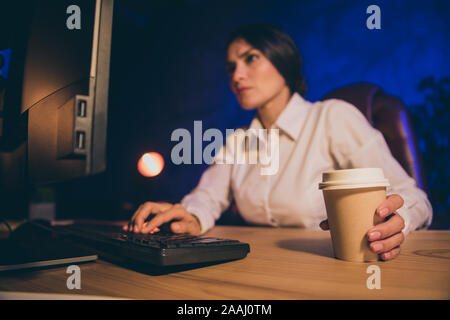 Portrait von Nizza attraktive konzentrierte sich einsam single Frau Spezialist Marketingspezialist finanzier Executive Assistant Secretary Vorbereitung Bericht trinken espresso Stockfoto