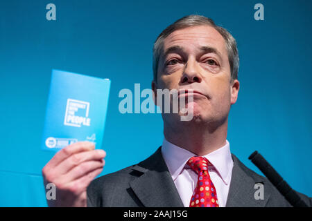 Brexit-Chef Nigel Farage hält seine Partei politische Dokument bei der Einführung der Partei in Westminster, London. PA-Foto. Bild Datum: Freitag, 22. November 2019. Siehe PA Geschichte Politik Wahl. Photo Credit: Dominic Lipinski/PA-Kabel Stockfoto