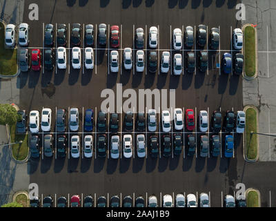 Ein Auto gefüllt Parkplatz von oben auf einem anstrengenden Einkaufstag. Stockfoto