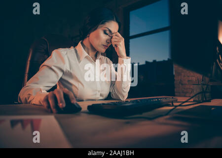 Portrait von ihr, daß sie schöne attraktive erschöpft businesslady Agent broker Top Manager Werbeagentur Inhaber fleißige leiden an Kopfschmerzen. Stockfoto