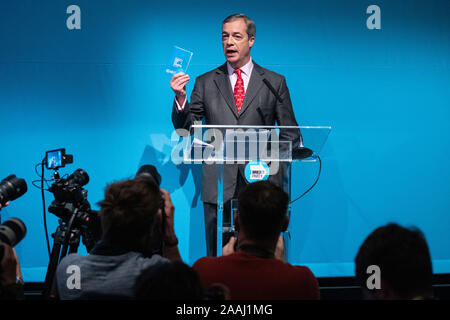 Brexit-Chef Nigel Farage hält seine Partei politische Dokument bei der Einführung der Partei in Westminster, London. PA-Foto. Bild Datum: Freitag, 22. November 2019. Siehe PA Geschichte Politik Wahl. Photo Credit: Dominic Lipinski/PA-Kabel Stockfoto