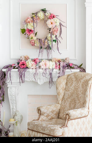 Blumenschmuck im Fotostudio. Innenraum Photo Studio. Hochzeit Dekorationen. Sanfte Frühling Blumen. Blüte Komposition. Sessel, Kerze und sta Stockfoto