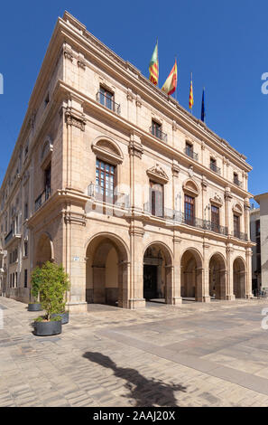 Castellon Rathaus, Castellon de la Plana, Spanien - 2019.08.10. Alte, historische Gebäude Rathaus am Hauptplatz in Castellon. Dekorative Balkon Stockfoto