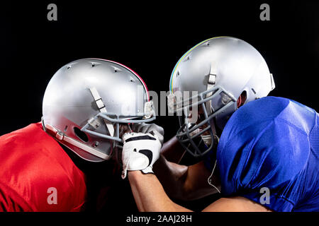 Zwei American Football Spieler in Aktion Stockfoto