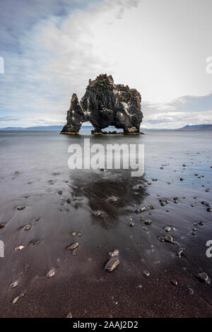 Vulkanische Felsformationen in den Untiefen auf schwarzem Sand Strand, Hvítserkur, Nordurland Djupivogur, Island Stockfoto