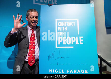 Brexit-Chef Nigel Farage stellt mit einem "Vertrag mit dem Volk" bei der Einführung der Partei in Westminster, London. PA-Foto. Bild Datum: Freitag, 22. November 2019. Siehe PA Geschichte Politik Wahl. Photo Credit: Dominic Lipinski/PA-Kabel Stockfoto