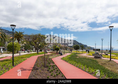 FUNCHAL, Madeira, Portugal - NOVEMBER 2019: Übersicht über die Touristen wandern in "Praca do Povo" Garten in Funchal Stockfoto