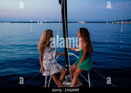 Freunde entspannen auf Segelboot in Abend, Italien Stockfoto