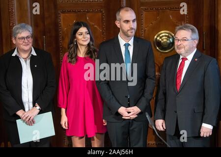 Hannover, Deutschland. 22 Nov, 2019. Sabine Tegtmeyer-Dette (L-R), Erster Stadtrat, Derya Onay, Belit Onay (Grüne), der Hannover neue Oberbürgermeister und Bürgermeister Thomas Hermann werden über die Kette der Büro im Rathaus zu übergeben. Weniger als zwei Wochen nach seiner Wahl, Hannover neue Oberbürgermeister Onay Amt übernimmt. Credit: Sina Schuldt/dpa/Alamy leben Nachrichten Stockfoto