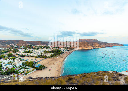 Agua Amarga, Spanien - August 8, 2018. Sonnenuntergang über dem Dorf Agua Amarga. Wie aus den westlichen Hügel gesehen. Stockfoto