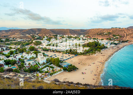 Agua Amarga, Spanien - August 8, 2018. Sonnenuntergang über dem Dorf Agua Amarga. Wie aus den westlichen Hügel gesehen. Stockfoto