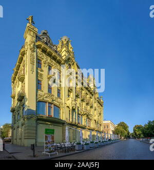 Odessa, Ukraine - 06.16.2019. Hotel bolschaja Moskowskaja auf Deribasowskaja Straße in Odessa, Ukraine, an einem sonnigen Sommermorgen Stockfoto