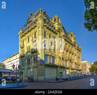 Odessa, Ukraine - 06.16.2019. Hotel bolschaja Moskowskaja auf Deribasowskaja Straße in Odessa, Ukraine, an einem sonnigen Sommermorgen Stockfoto